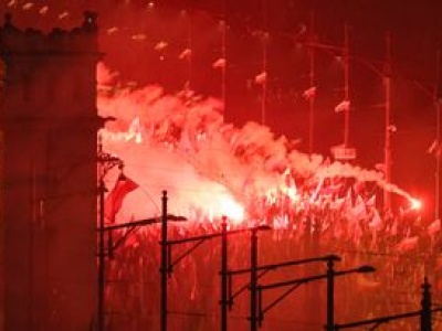 Odpalali race na Marszu Niepodległości. Policja publikuje wizerunki