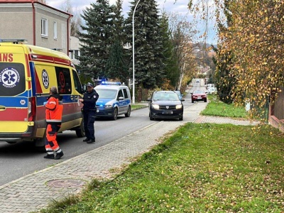 Samochód stoczył się wprost na kobietę. Skończyło się na poważnych obrażeniach