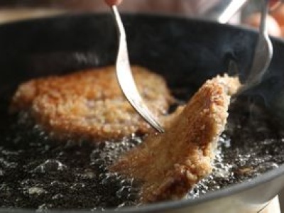 Jak kilkukrotne smażenie na tym samym tłuszczu wpływa na organizm? Wielu z nas nie ma świadomości