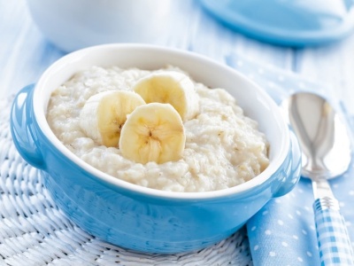 ​Tego nigdy nie dodawaj do owsianki. Zamiast miski zdrowia otrzymasz cukrową bombę