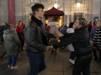 Ostatnia w tym roku potańcówka na rynku rozgrzała nie tylko seniorów