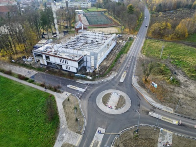 Hala sportowa w Olsztynku rośnie w oczach. Obok powstało rondo