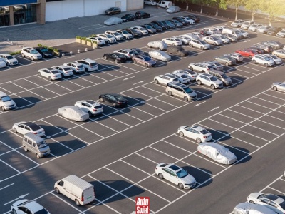 Parkowanie na noc pod marketem. To musisz wiedzieć, zanim zostawisz auto