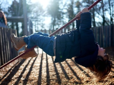 Tych 6 zachowań na placu zabaw jest zmorą rodziców. Czas oduczyć ich swoje dziecko