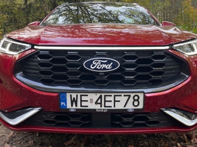 Ten Ford to kłopot dla Toyoty. Z mocą 243 KM i zniżką 32 tys. zł wygrywa z nią nie tylko osiągami, ale też ceną