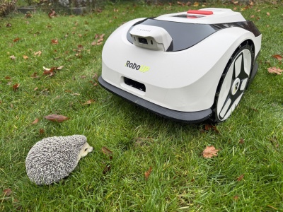 Przystępna cenowo kosiarka automatyczna bez przewodu do małych ogrodów: Recenzja RoboUp Raccoon 2 SE