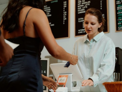 AI zabiera pracę kasjerom. A ludzie pomagają… zdalnie