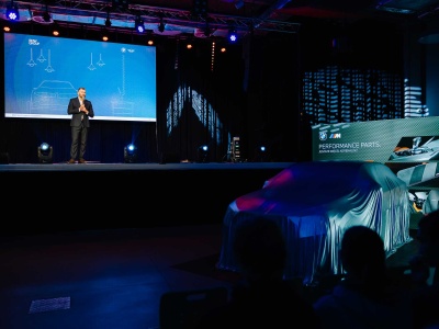 BMW Group inwestuje w przyszłość młodych talentów motoryzacji, przekazując dziewięć samochodów placówkom technicznym.