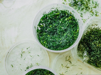 Wszyscy wkładają koperek do pudełka po lodach. To błąd. Inna metoda jest o niebo lepsza