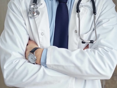 Porównali zarobki lekarzy w Polsce i za granicą. Różnice zaskakują. Resort zdrowia proponuje zmiany