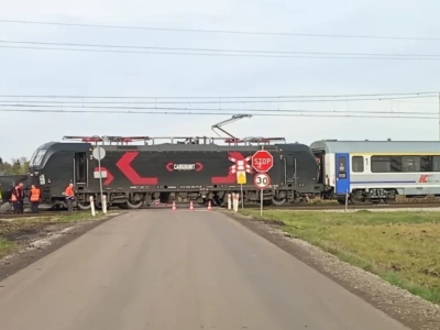 Wypadek na przejeździe kolejowym pod Wrocławiem. Pociąg zderzył się z busem