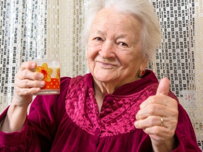 Seniorzy powinni pić kilka razy w tygodniu. Wspiera serce i obniża ciśnienie