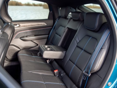 Europejski SUV za 116 114 zł z prześwitem 20 cm przewyższa Omodę 5 z jej 14,5 cm. Jest hybrydą z bagażnikiem 480 litrów