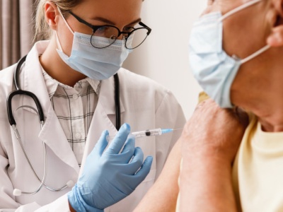 Szczepienia zalecane. Lekarze wyjaśniają dlaczego potrzebują ich seniorzy