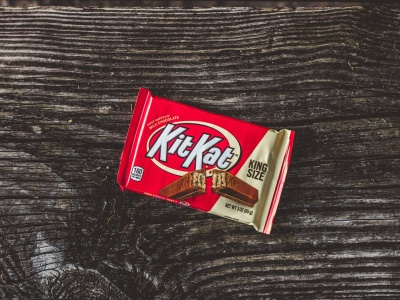 Awantura o… KitKata. Pasażerka pozwała linie na 18 milionów złotych