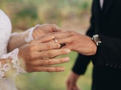 Za jego ślub zapłacili sponsorzy. Ich logotypy nosił na marynarce