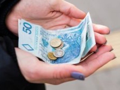 Koniec 800+ i dodatkowych emerytur? Rząd rozważa cięcia w świadczeniach socjalnych