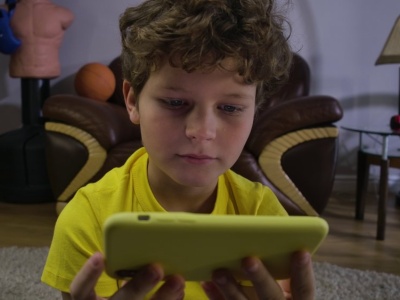 Synowie w pułapce toksycznych wzorców. Ekspert ostrzega: to może prowadzić do nienawiści