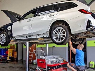 Serwisowanie samochodu z napędem hybrydowym – bywa kosztowne | Usterki, awarie, koszty