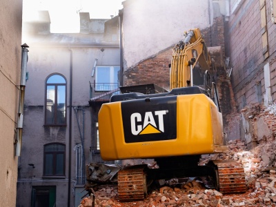 Trwa rozbiórka kamienicy w pobliżu radomskiego Rynku. Oficyna zagrażała bezpieczeństwu