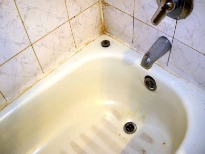 Wymieszałam dwa składniki. Żółte zacieki z wanny schodziły razem z pianą