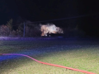 Ogień widać z kilku kilometrów. Strażacy walczą z pożarem w gminie Niedrzwica Duża