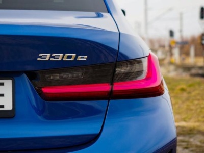 Ile wytrzymują baterie w hybrydach plug-in. Wyniki badania ADAC nie pozostawiają złudzeń