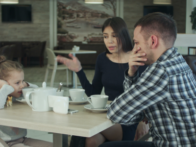 Niedojrzali emocjonalnie rodzice popełniają ten jeden błąd. 