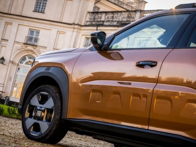 Stylowy crossover Fiata za 72 300 zł, którego boją się Dacia i chińskie marki. Prześwit i bagażnik 413 litrów przemawiają za nim