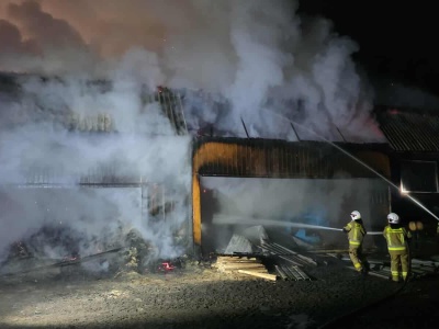 Nocny pożar hali tartaku w Wiśle
