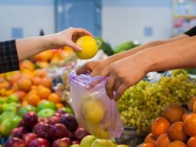 Koniec plastiku w sklepach od 2026 roku. Nowe przepisy i wysokie kary