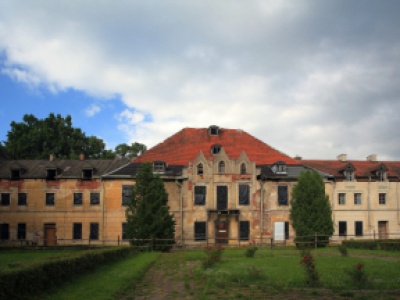 Pałac w Sztynorcie z nową elewacją na dwóch skrzydłach