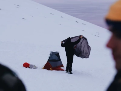 Jak przygotować się na zimowe biwakowanie? Lista niezbędników dla każdego podróżnika