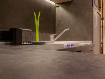 Wybór materiałów do kuchennych blatów. Porównanie i analiza najpopularniejszych opcji