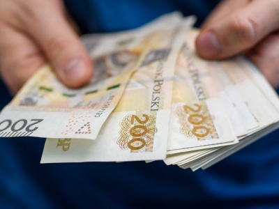 Mają ponad 1000 wakatów. Już w trakcie szkolenia płacą ponad 5,7 tys. zł netto. Są też liczne dodatki