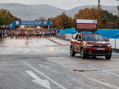 Nowa Dacia Bigster na czele maratonu w Atenach