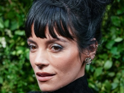 Przyciągała wzrok w prześwitującej kreacji. Idealna 