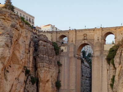 Białe miasto nad przepaścią. To zapomniana perełka Andaluzji, która zachwyca widokami