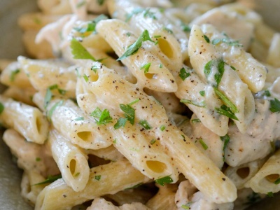 Ekspresowy makaron z kurczakiem i gorgonzolą