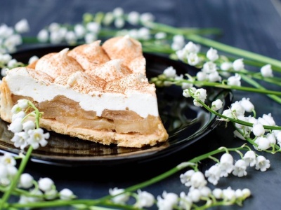 ​Tę szarlotkę zrobisz bez pieczenia. Idealna na ostatni moment