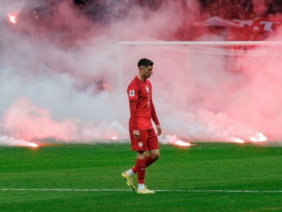 Dlaczego podczas meczu Polska – Holandia na boisko poleciały race? PZPN: to niedopuszczalne!