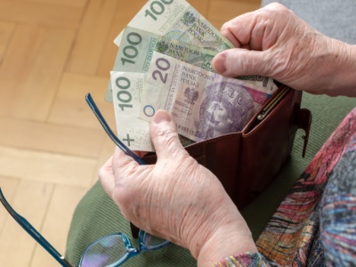 Zasiłek pielęgnacyjny 500 zł miesięcznie? Jest termin podwyżki