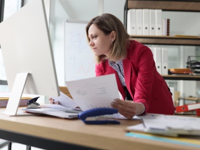 Kontrole zwolnień lekarskich. Jak pracodawcy sprawdzają, czy chory symuluje
