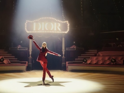 Dior prezentuje perfumy L’Or de J’Adore zamknięte w świątecznej pozytywce. 