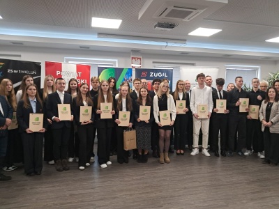 Wyjątkowa uroczystość w Zespole Szkół nr 1. Wręczono stypendia Fundacji Na Rzecz Rozwoju Powiatu Wieluńskiego (zdjęcia)