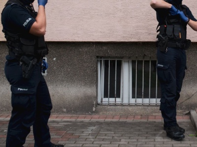 Policjanci chcieli zatrzymać 48-latka. Mężczyzna postrzelił ich z karabinka pneumatycznego