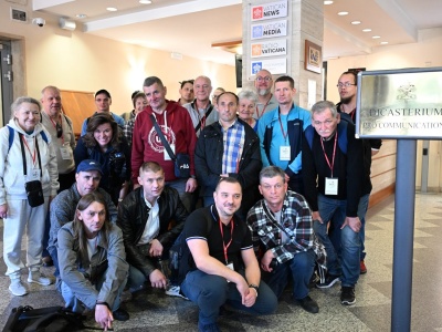 „Jesteśmy tu razem i będzie dobrze” – osoby bezdomne pielgrzymują do Rzymu