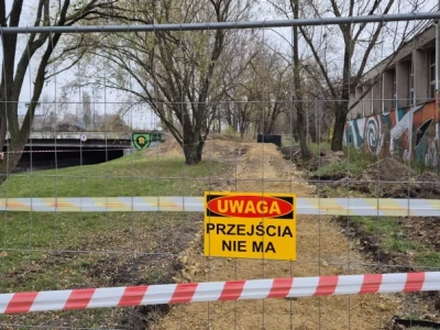 Dzikie przejście nad Rawą powoli znika. Powstaje nowy łącznik na moście
