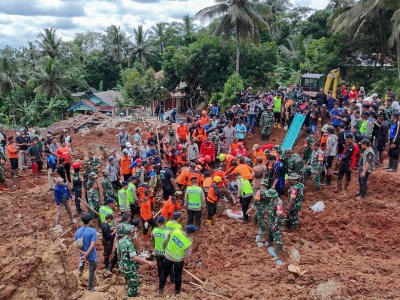 Osuwisko pogrzebało domy w Indonezji. Trwa poszukiwanie ofiar