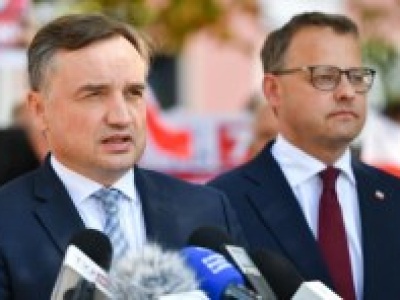 Romanowski uziemiony, unieważniono mu paszporty. Plan na Ziobrę